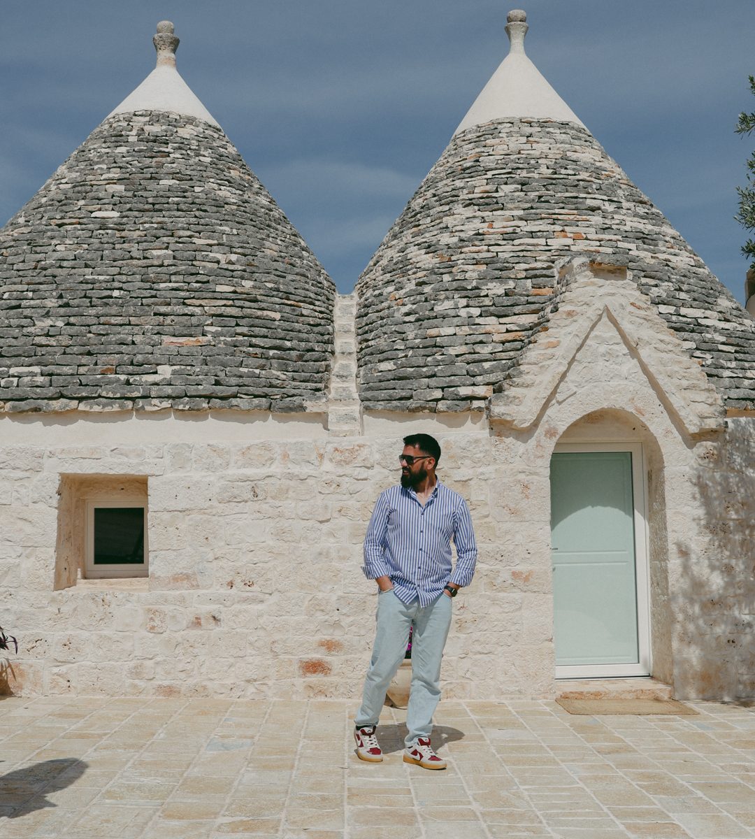 Matteo Arghirò tra i trulli in Puglia, copertina articolo su PAC Moneyfarm e Dolce Vita